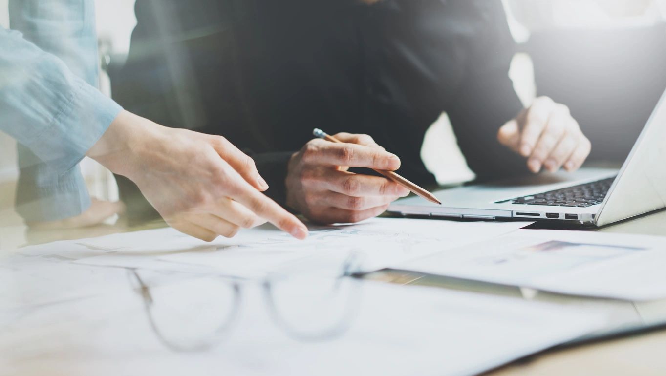 Business mentor consulting client